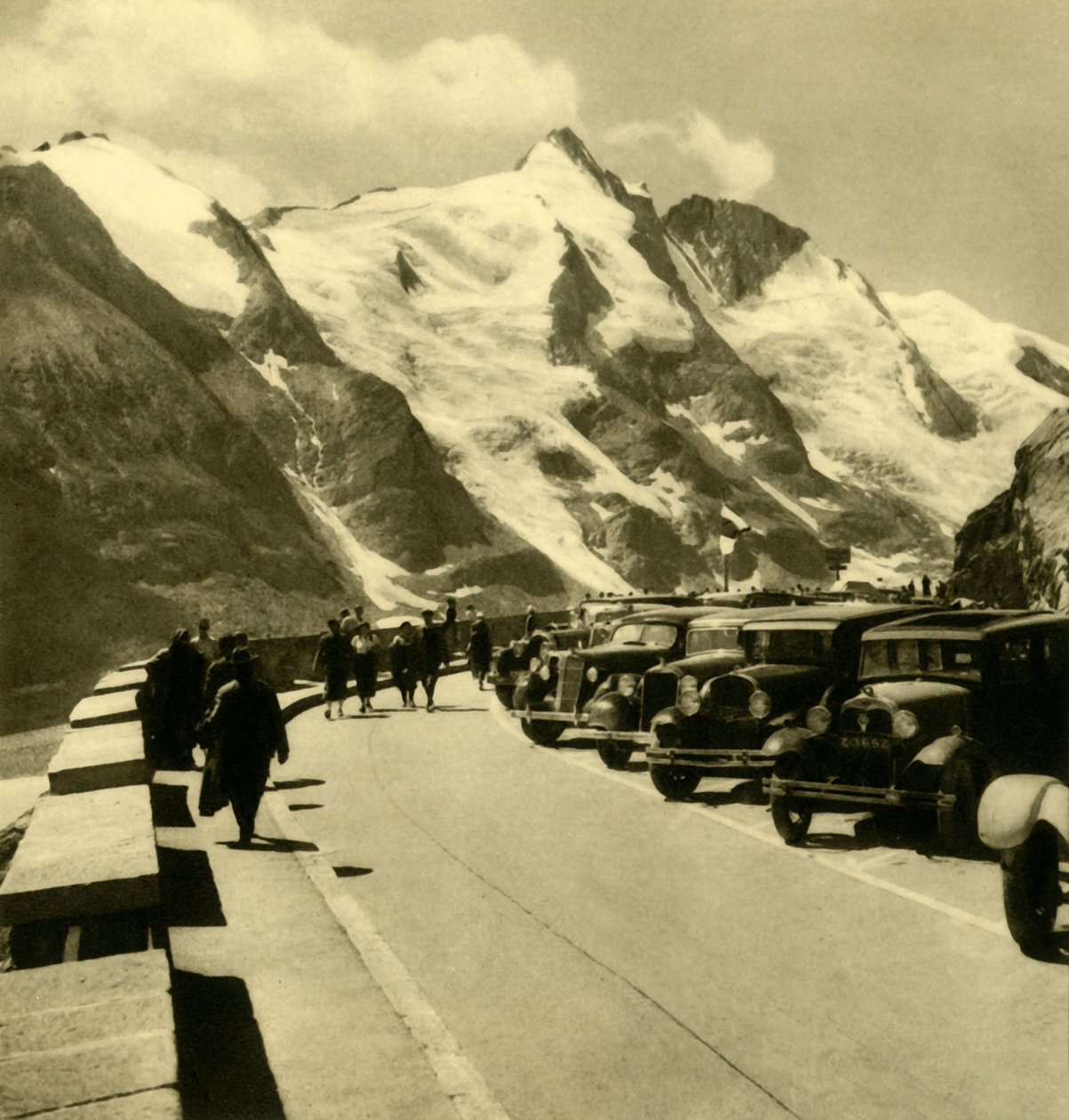 Grossglockner Yüksek Alp Yolu üzerindeki Kaiser-Franz-Josefs-Höhe gözetleme noktası, Avusturya, c1935. by Unbekannt