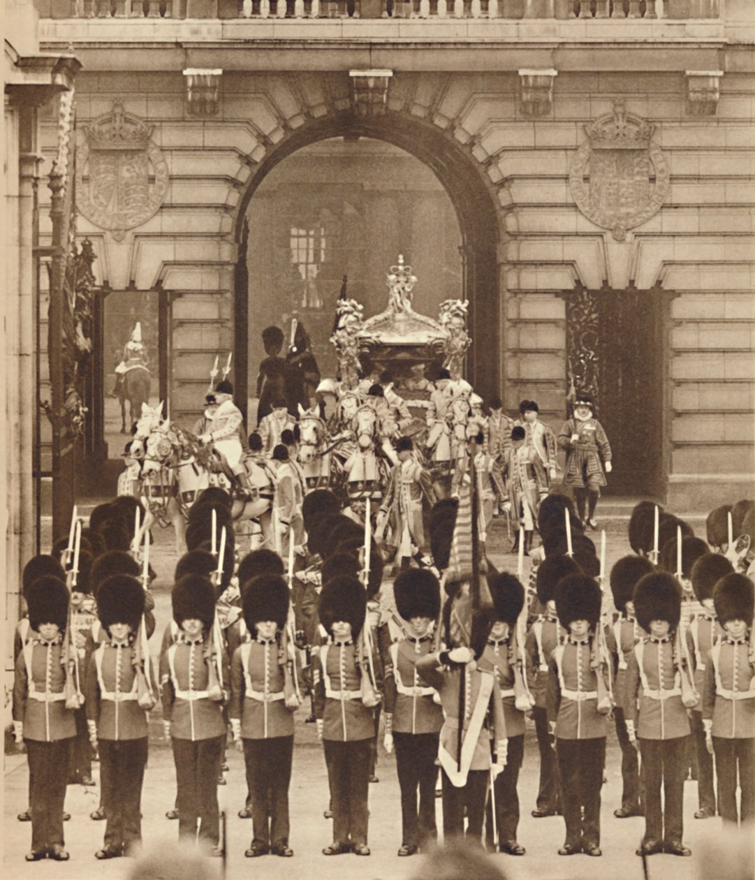 Kral ve Kraliçe, taç giyme törenleri için saraydan ayrıldı, 1937 by Unbekannt
