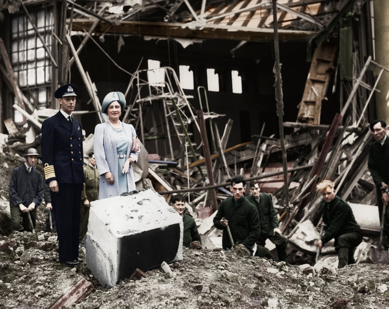 Kral ve Kraliçe, bomba hasarını araştırıyor, Buckingham Sarayı, Londra, İkinci Dünya Savaşı, 1940 by Unbekannt