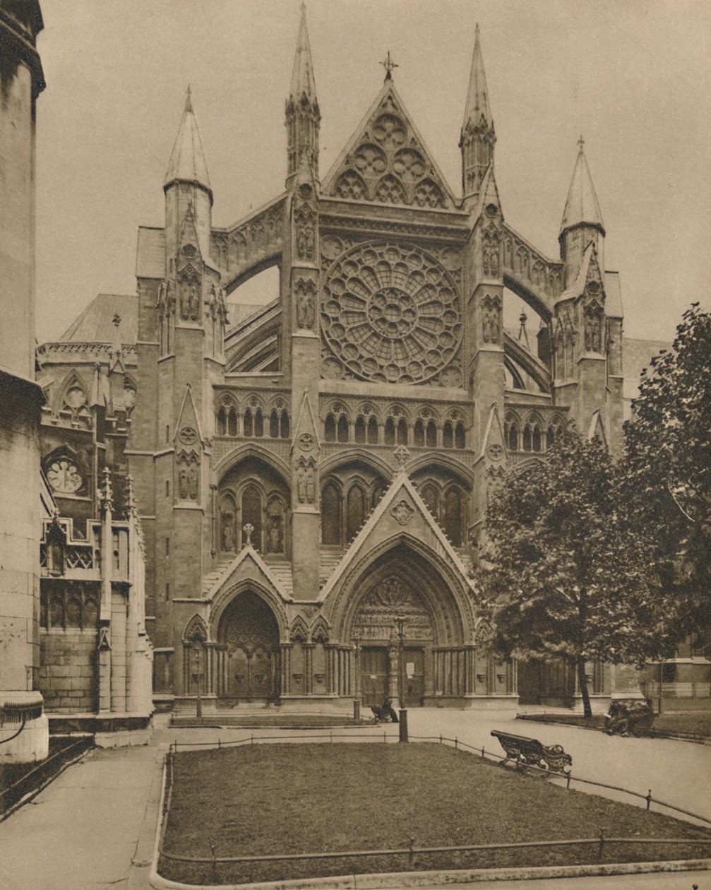 Modern Kuzey Cephesi ve Manastırın Ana Girişi, c1935. by Unbekannt