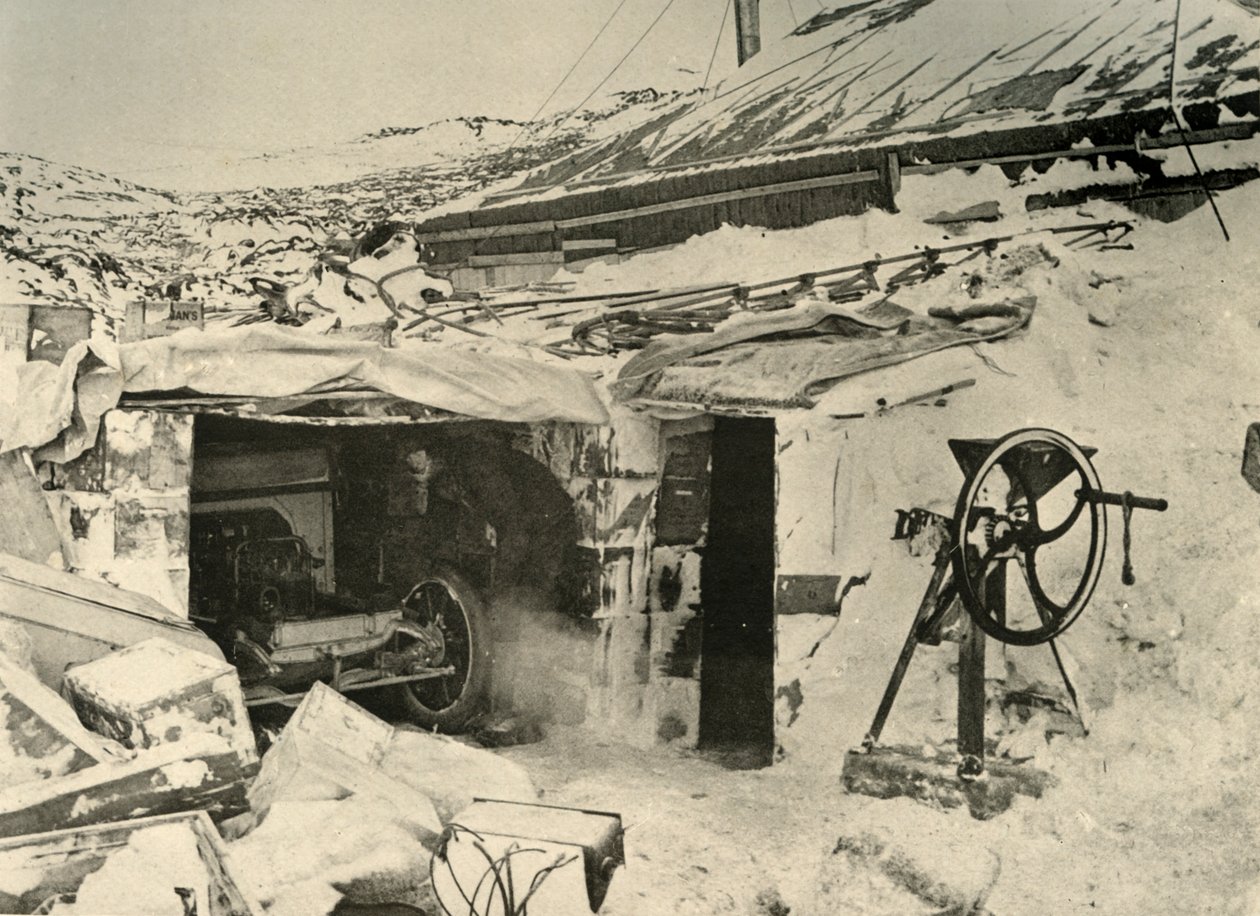 Garajdaki Motorlu Araba ve sağda Mısır Kırıcı, c1908, 1909. by Unbekannt