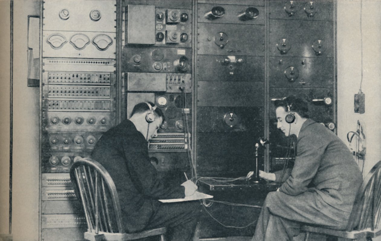 Yeni Büyü: Kablosuz ve Kaçınılmaz Telefonla Resim Gönderme, c1935 by Unbekannt