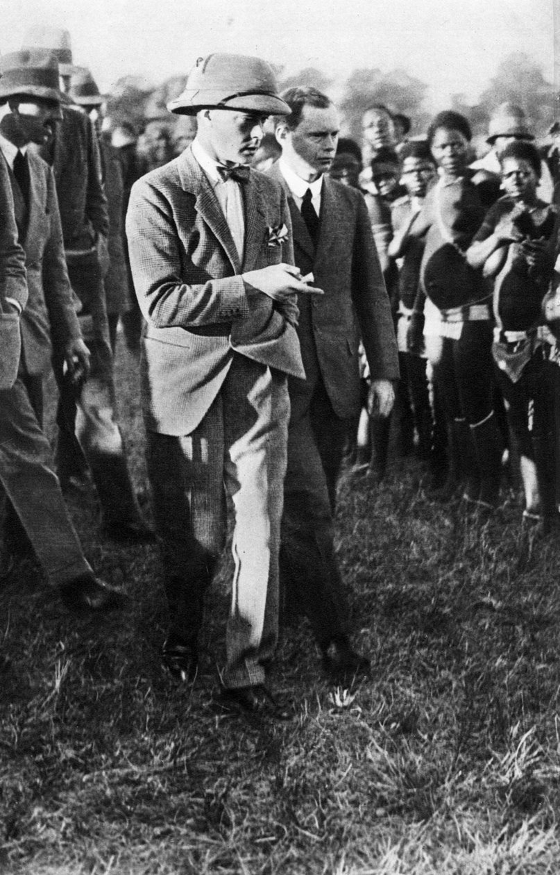 Galler Prensi ve bir grup Usuta dansçısı, Zululand, 1925 by Unbekannt