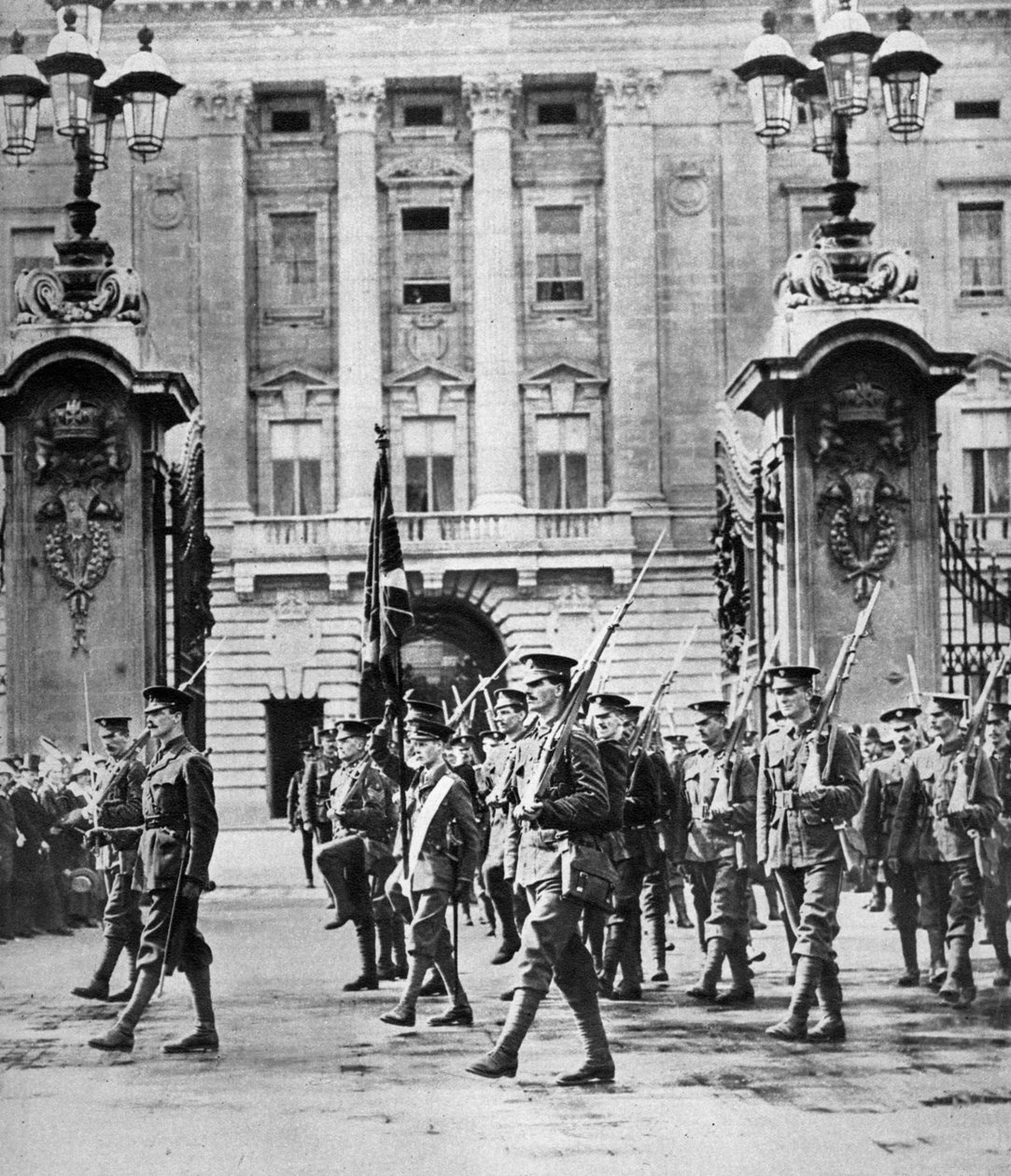 Galler Prensi, Grenadier Muhafızlarında görevlendirildi, Londra, Ağustos 1914 by Unbekannt