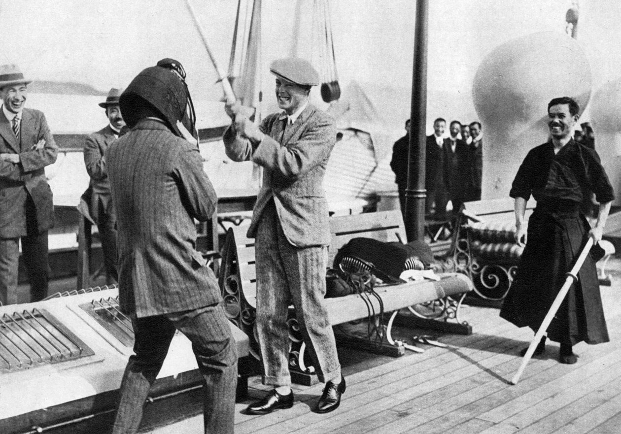 Galler Prensi bir Japon eskrim kaskını test ediyor, Japonya, 1922 by Unbekannt