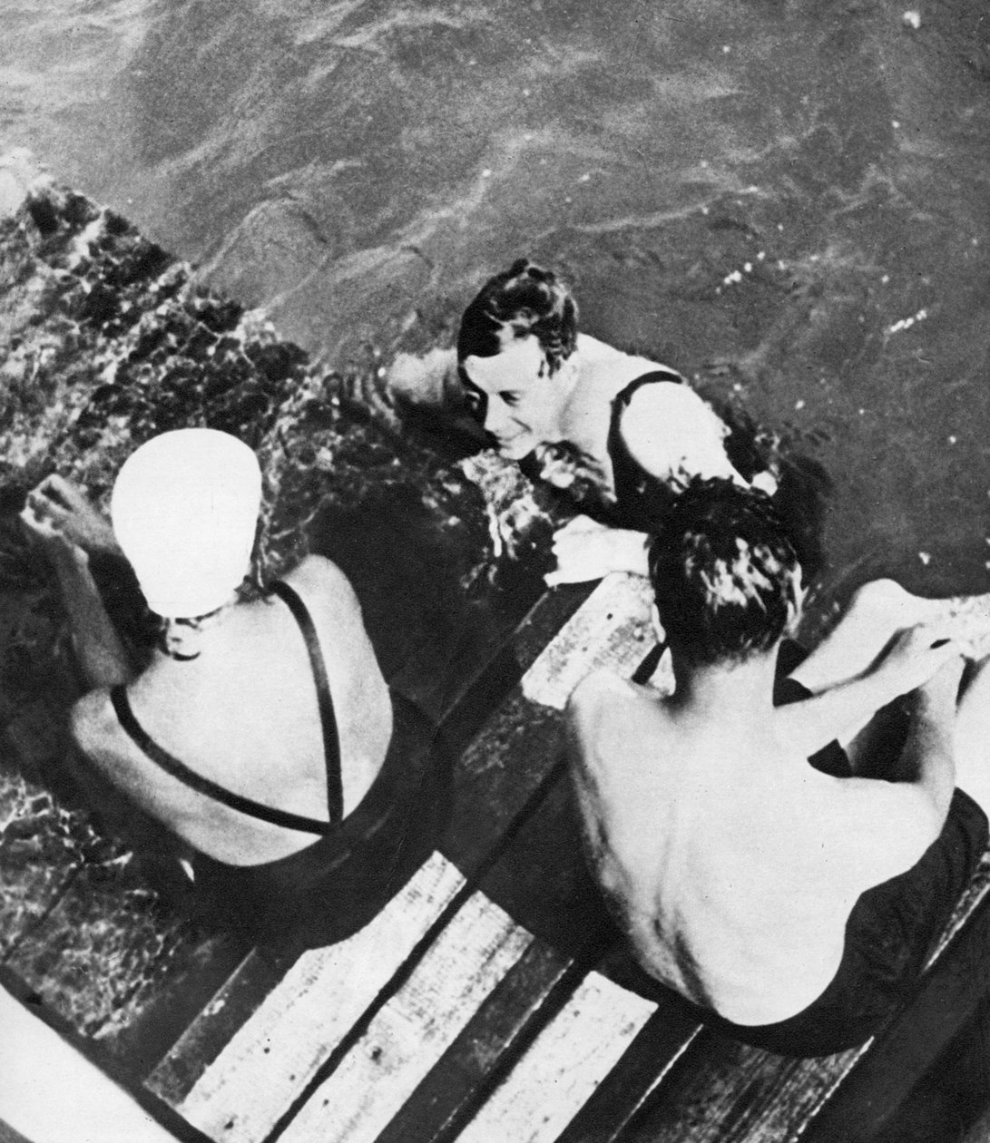 Galler Prensi arkadaşlarıyla salda, Riviera, 1930