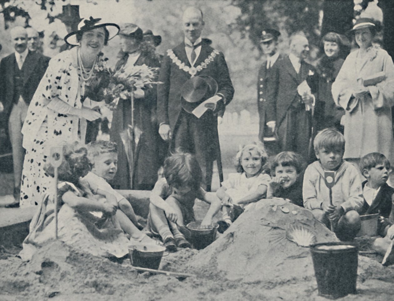 Kraliçe Çocuk Oyun Alanı Açıyor, 1936, 1937. by Unbekannt