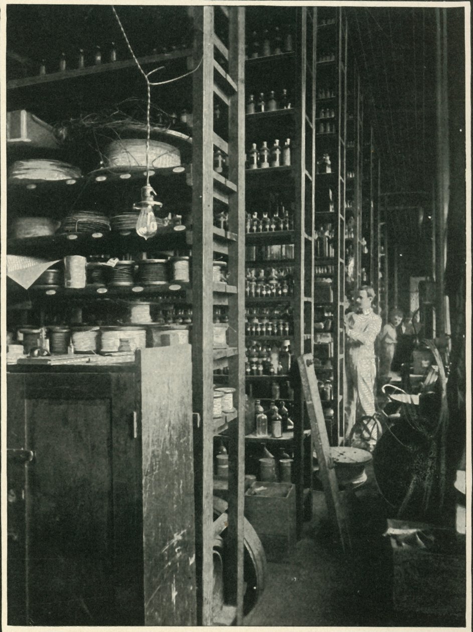 Bilinen Her Maddenin Örnekleriyle Edison Laboratuvarının Rafları, 1902. by Unbekannt