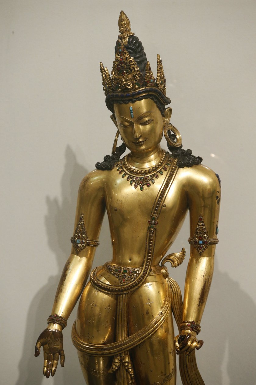 Victoria ve Albert Müzesi. Bodhisattva Avalokiteshvara (Padmapani, lotusun taşıyıcısı). 1300-1400. Malla hanedanı. Nepal. Değerli ve yarı değerli taşlarla yaldızlı bakır. Birleşik Krallık by Unbekannt