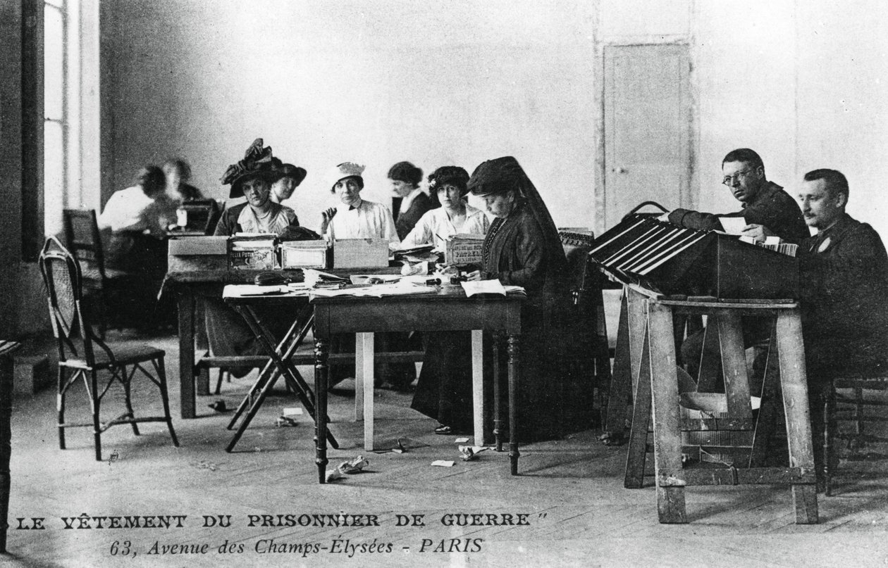 Savaş esirinin kıyafetleri, Champs-Élysées, Paris, Birinci Dünya Savaşı, 1914-1918 by Unbekannt