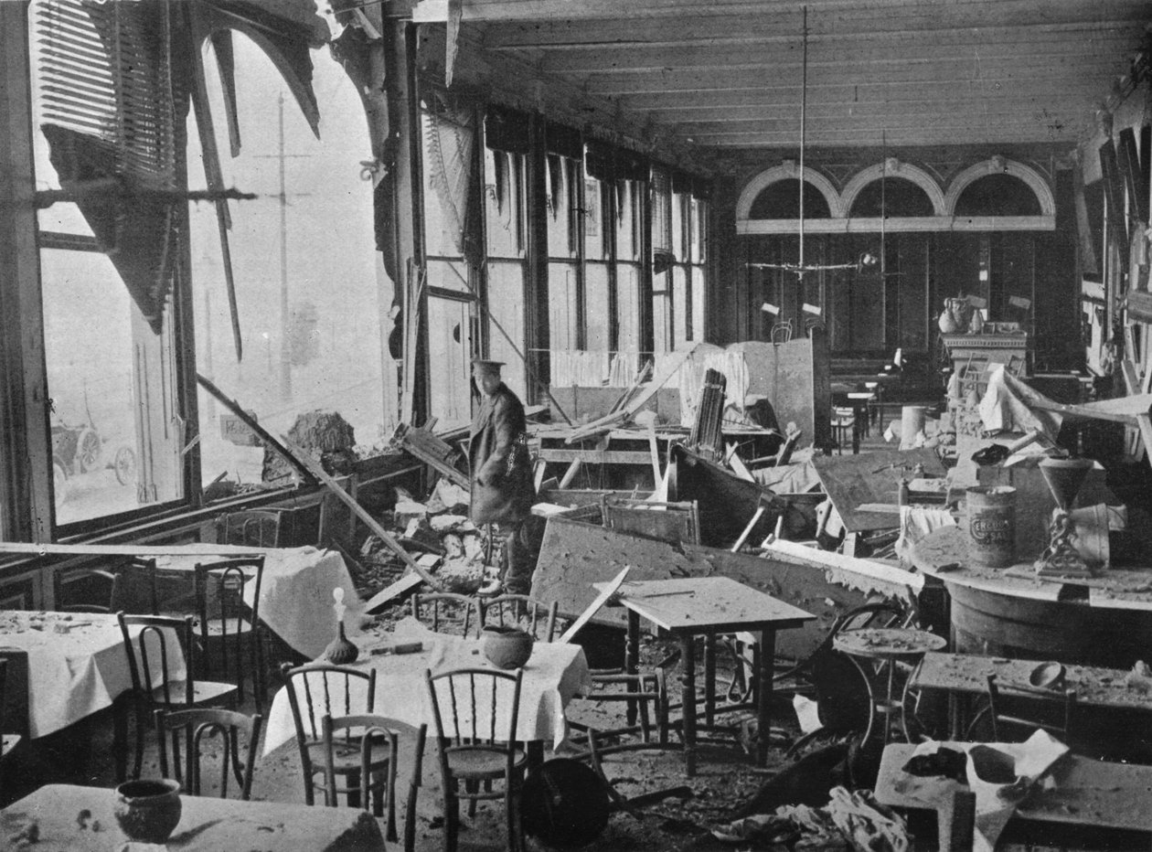 Bombardımanın verdiği hasarı gösteren Grand Hotel