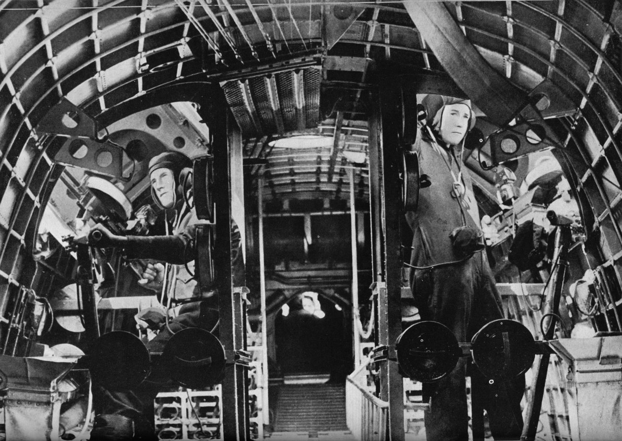 Bir RAF uçan teknesinin gemi ortası topçuları, istasyonlarında alarm veriyor, c1940 1943 by Unbekannt