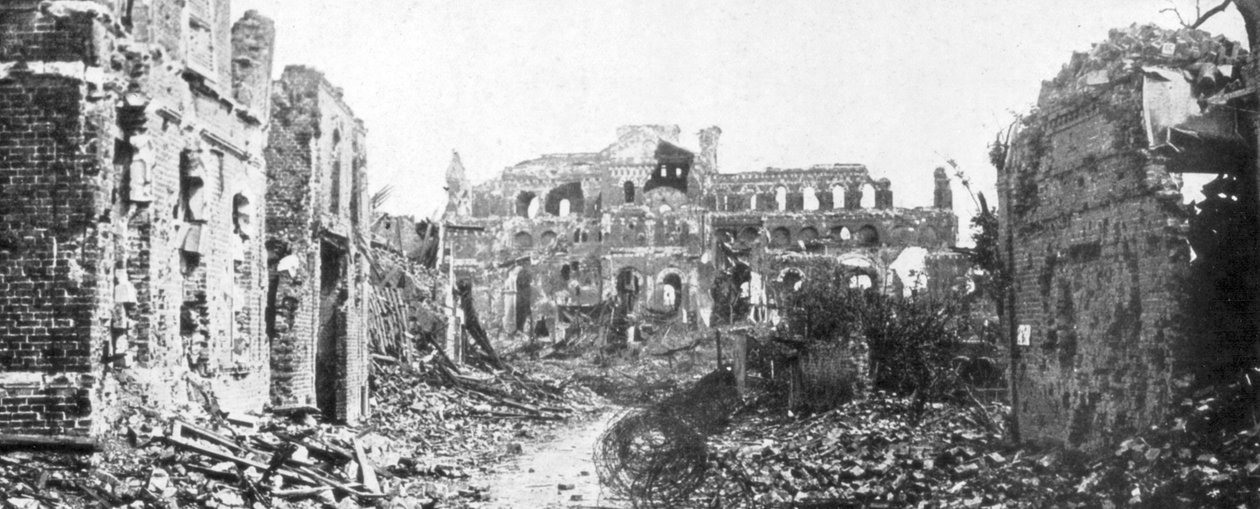 Albert, Somme, Fransa, 22 Ağustos 1918 yıkık kasaba ve kilise çan kulesi by Unbekannt