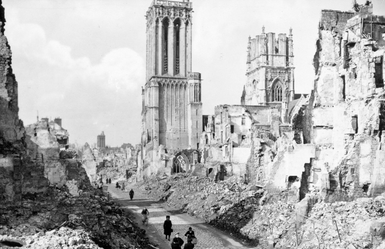 Caen, Normandiya, Fransa, c1944 kalıntıları ve katedrali by Unbekannt