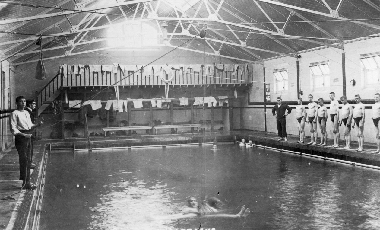Yüzme banyosu, Kraliyet Donanması eğitim kurumu, Shotley, Suffolk, 1936 by Unbekannt