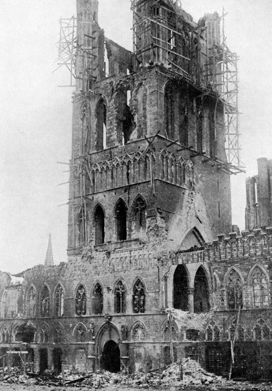 Alman bombardımanından sonra Market Hall kulesi, Ypres, Belçika, Birinci Dünya Savaşı, 1920 by Unbekannt