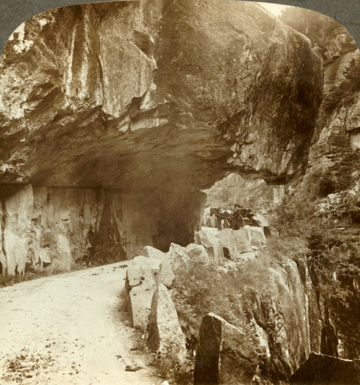 Harika Bratlandsdal yolu, sert kayalardan oluşan dağ duvarlarını delip geçiyor, Norveç, c1905. by Unbekannt