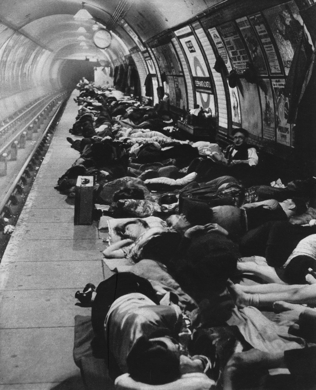 Sığınma evlerine gidenler yeni bir gece hayatına başladılar, 11 Kasım 1940, 1942 by Unbekannt