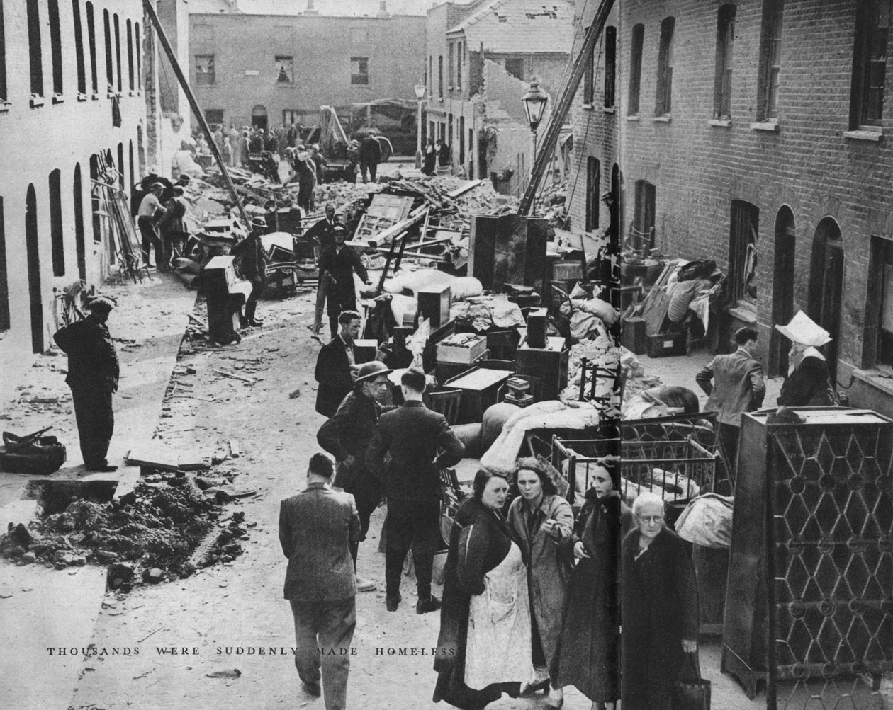 Binlerce Kişi Aniden Evsiz Kaldı, 1940 dolayları 1942 by Unbekannt