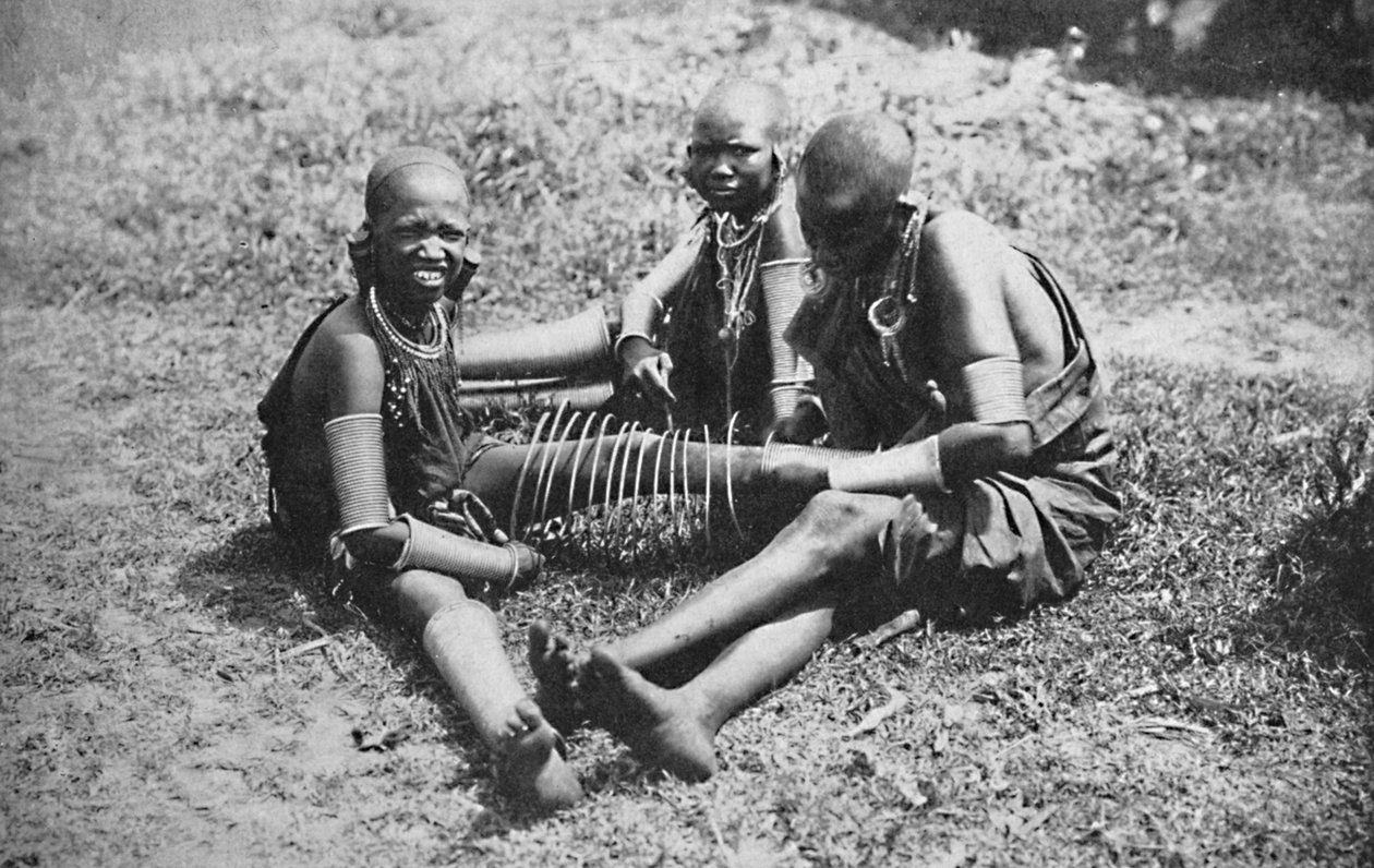 Üç genç Masai kadını, 1912 by Unbekannt