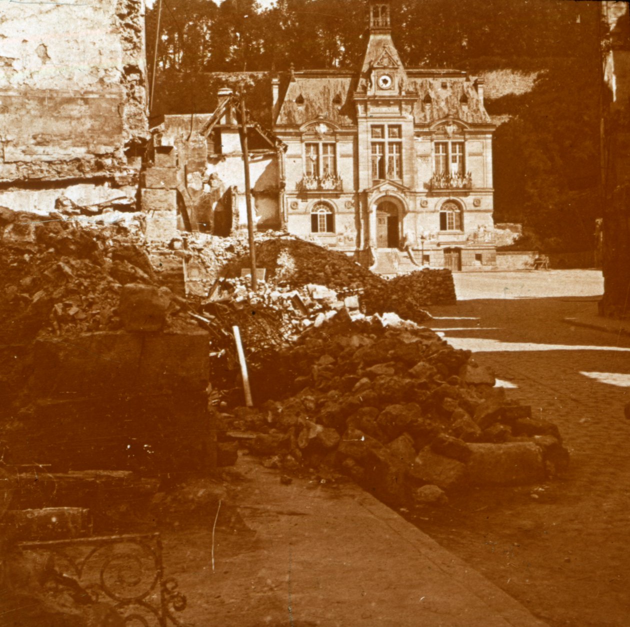 Belediye binası, Chateau Thierry, Fransa, c1914-c1918 by Unbekannt