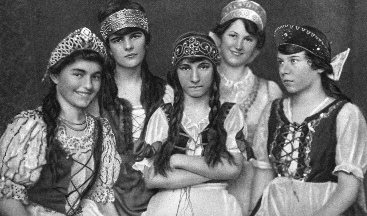 Macar kadınları tarafından giyilen geleneksel kostümler, Macaristan, 1922 by Unbekannt