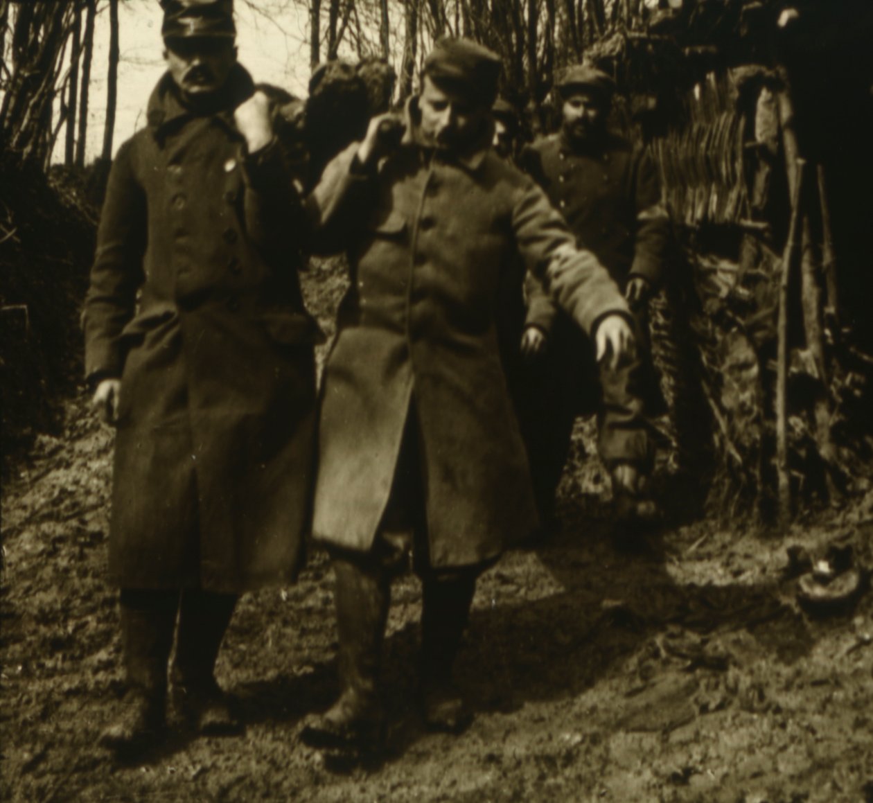 Yaralıların taşınması, c1914-c1918 by Unbekannt