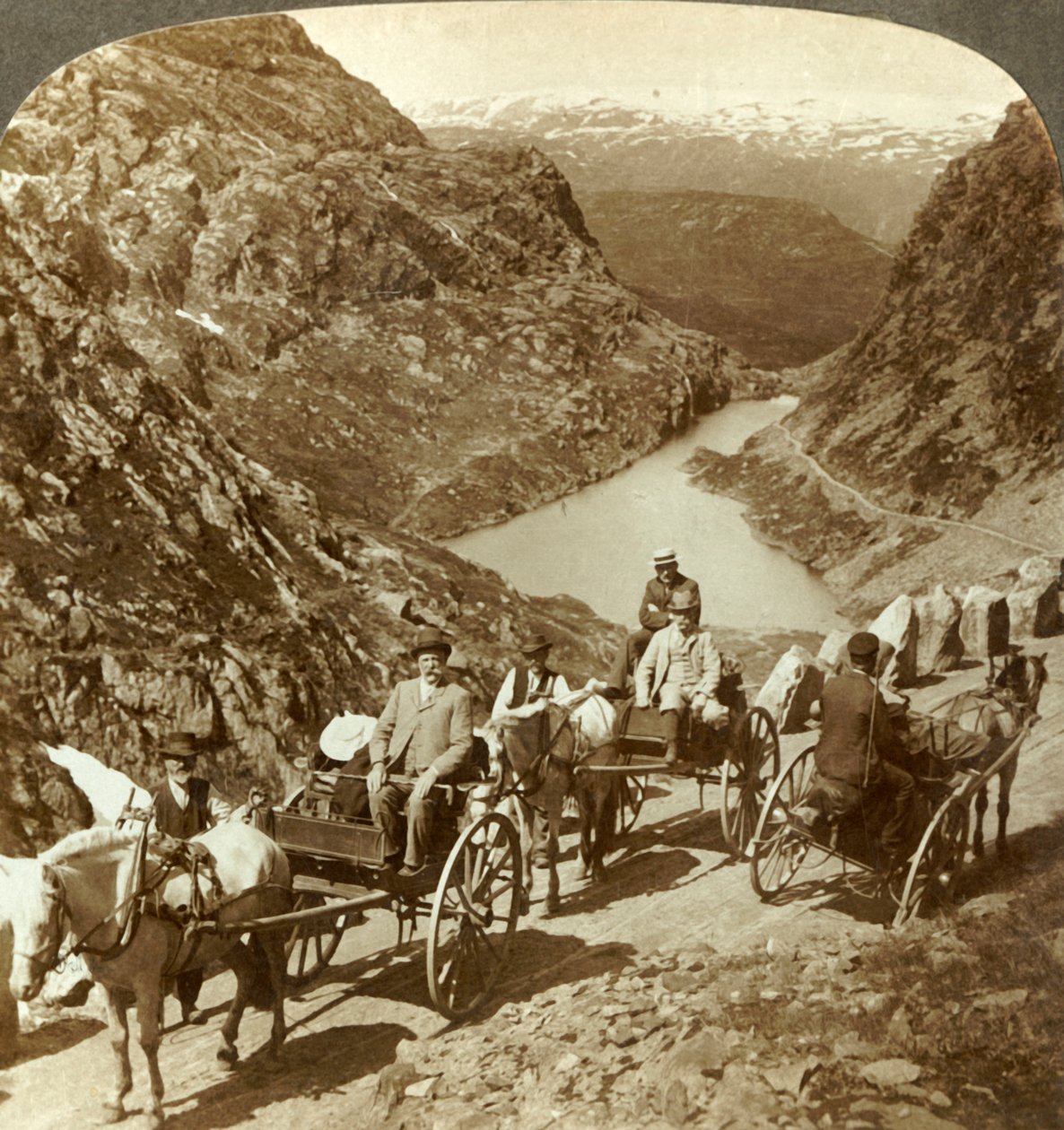 Seljestad, Norveç, c1905 vahşi dağ geçidi boyunca dağ yolunda gezginler. by Unbekannt