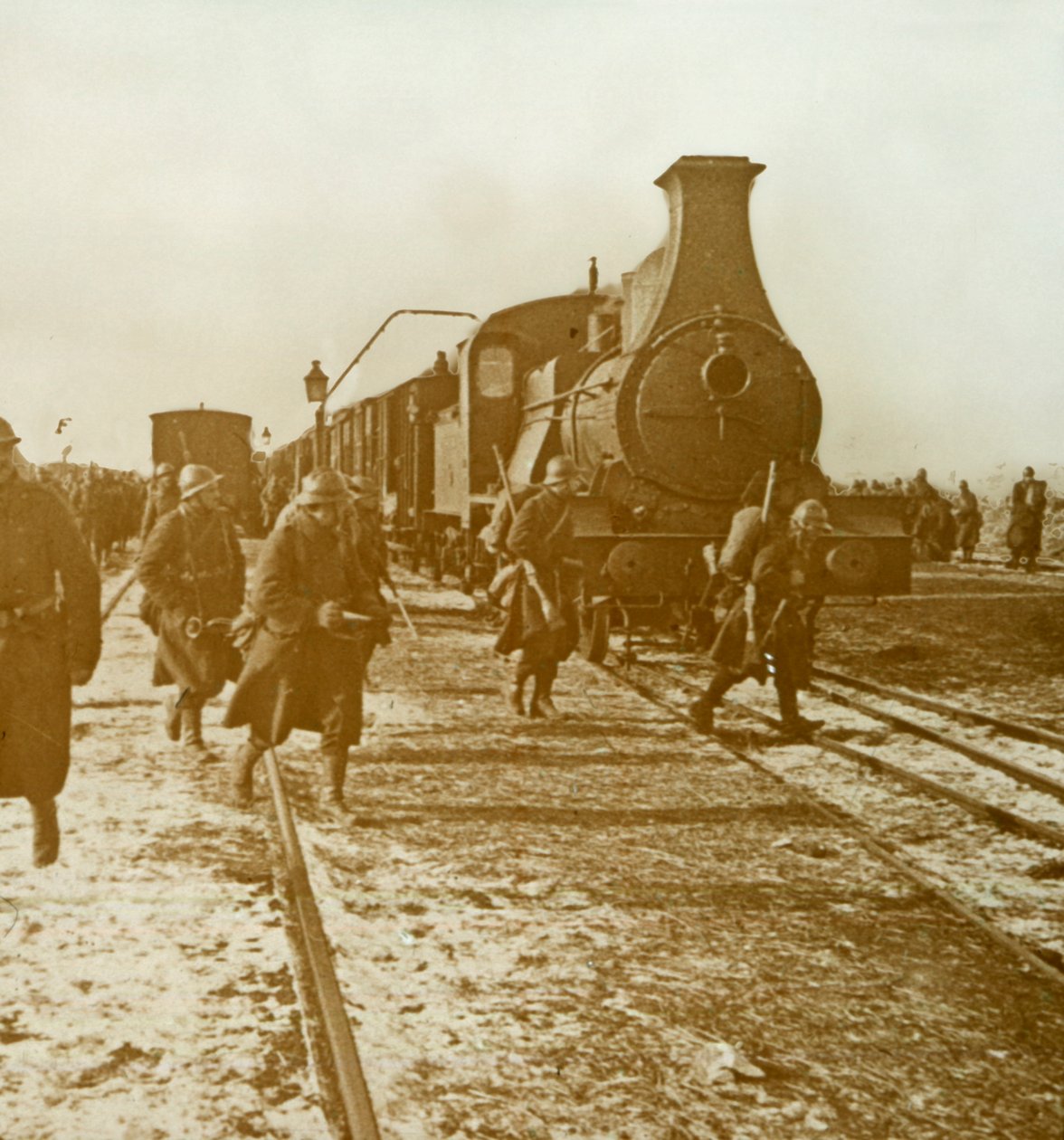 Buharlı trenden inen birlikler, c1914-c1918 by Unbekannt