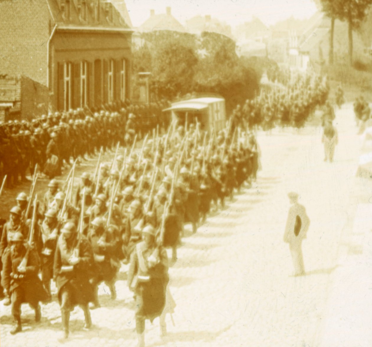 Yürüyen birlikler, Alveringem, Flanders, Belçika, c1914-c1918 by Unbekannt