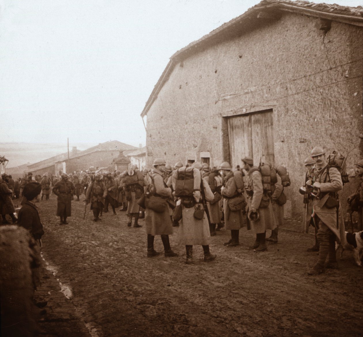 Sırtlarında paketleri olan birlikler, Somme, kuzey Fransa, c1914-c1918 by Unbekannt