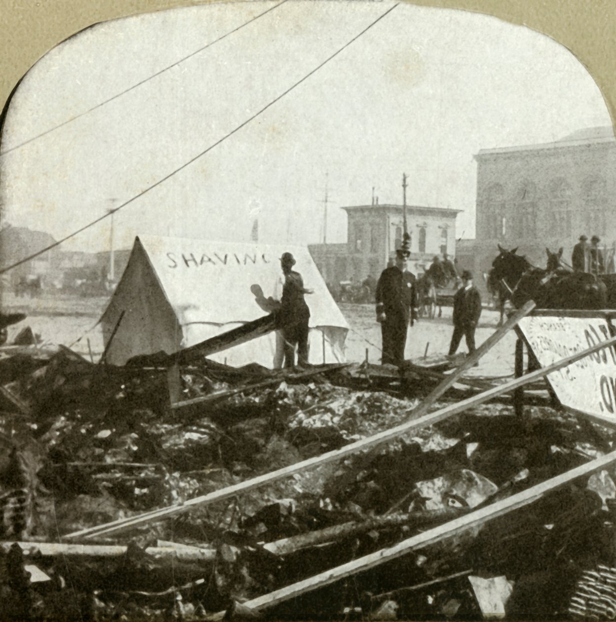 Gerçek kum - Eski yerin kaldırımına gerilmiş çadırda berber boyama tabelası, 1906. by Unbekannt