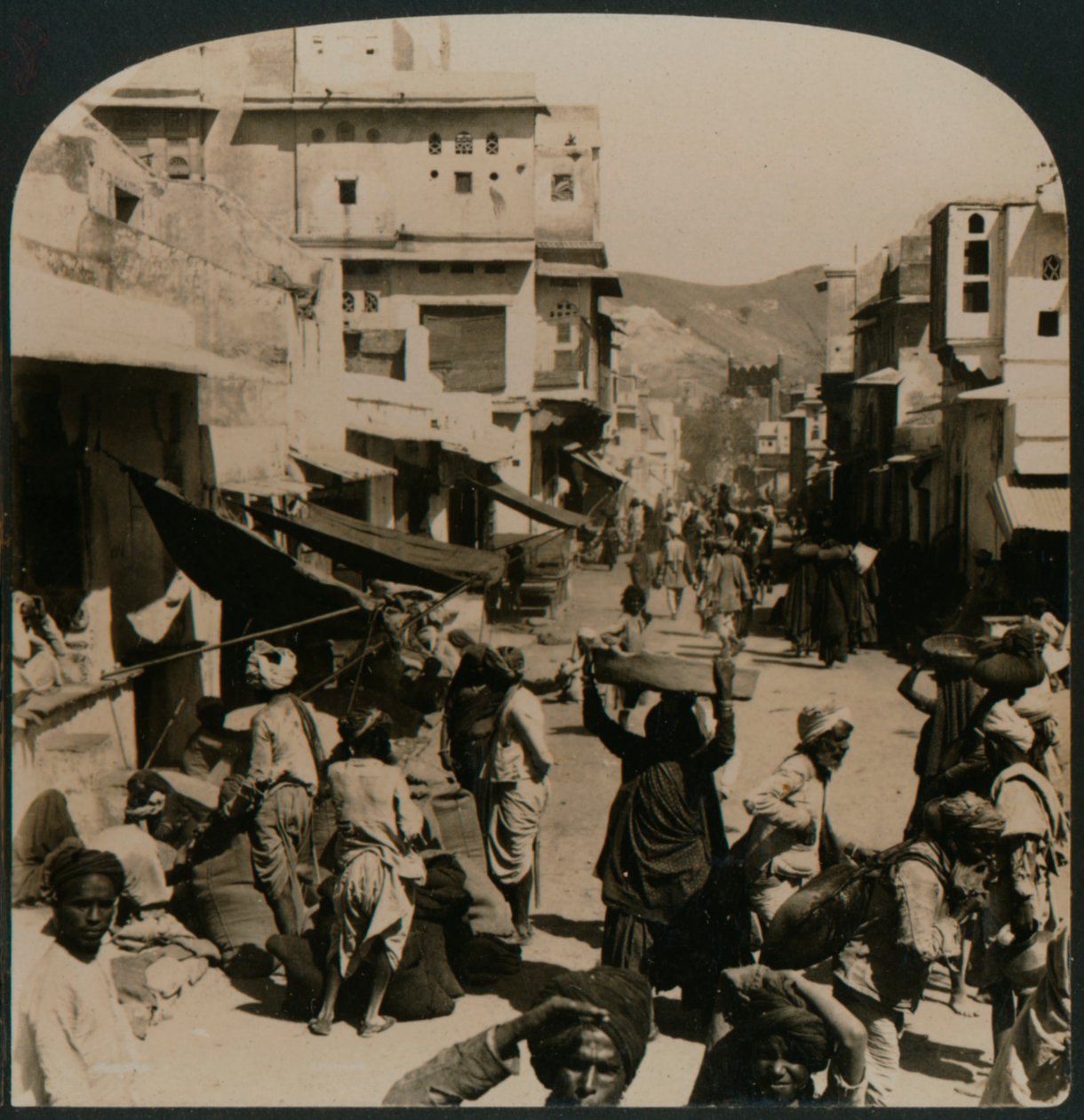 Gerçekten Doğulu - Ajmere antik kentinde bir sokak, Hindistan, 1907 by Unbekannt