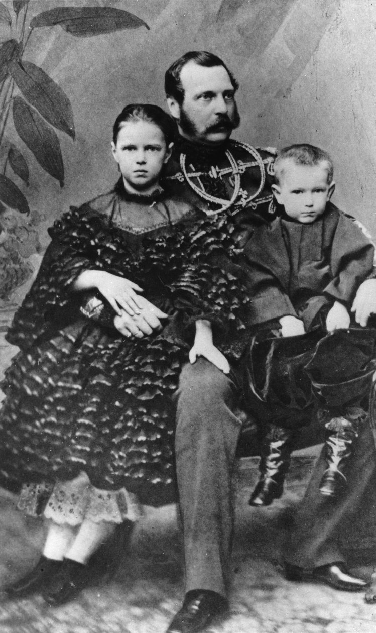 Rusya Çarı II. Aleksandr kızı Maria ve oğlu Sergei ile birlikte, c1860-c1862 by Unbekannt