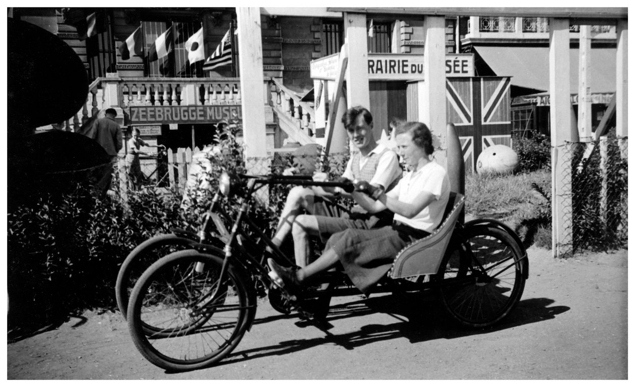 İki kişilik üç tekerlekli bisiklet, Zeebrugge, Belçika, 1936 by Unbekannt