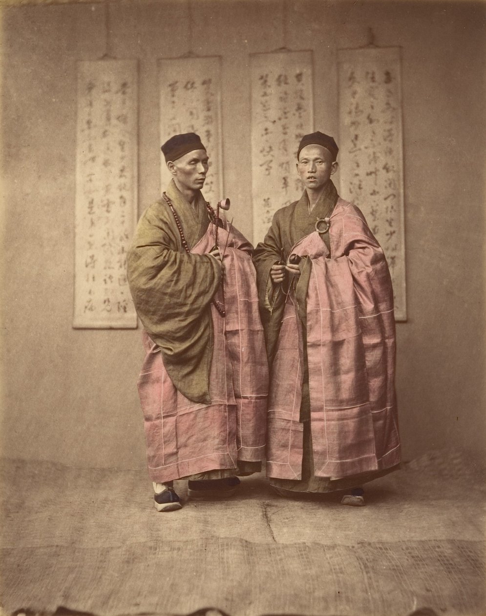 [Geleneksel Giysilerle Uyumlu İki Çinli Erkek], 1870