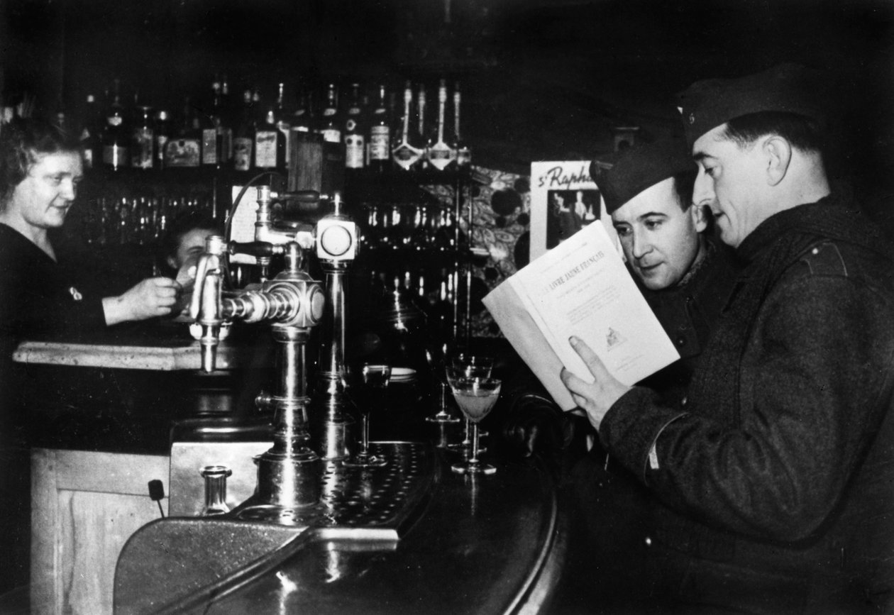 Bir kafede izinli iki Fransız askeri, c1939-1940 by Unbekannt