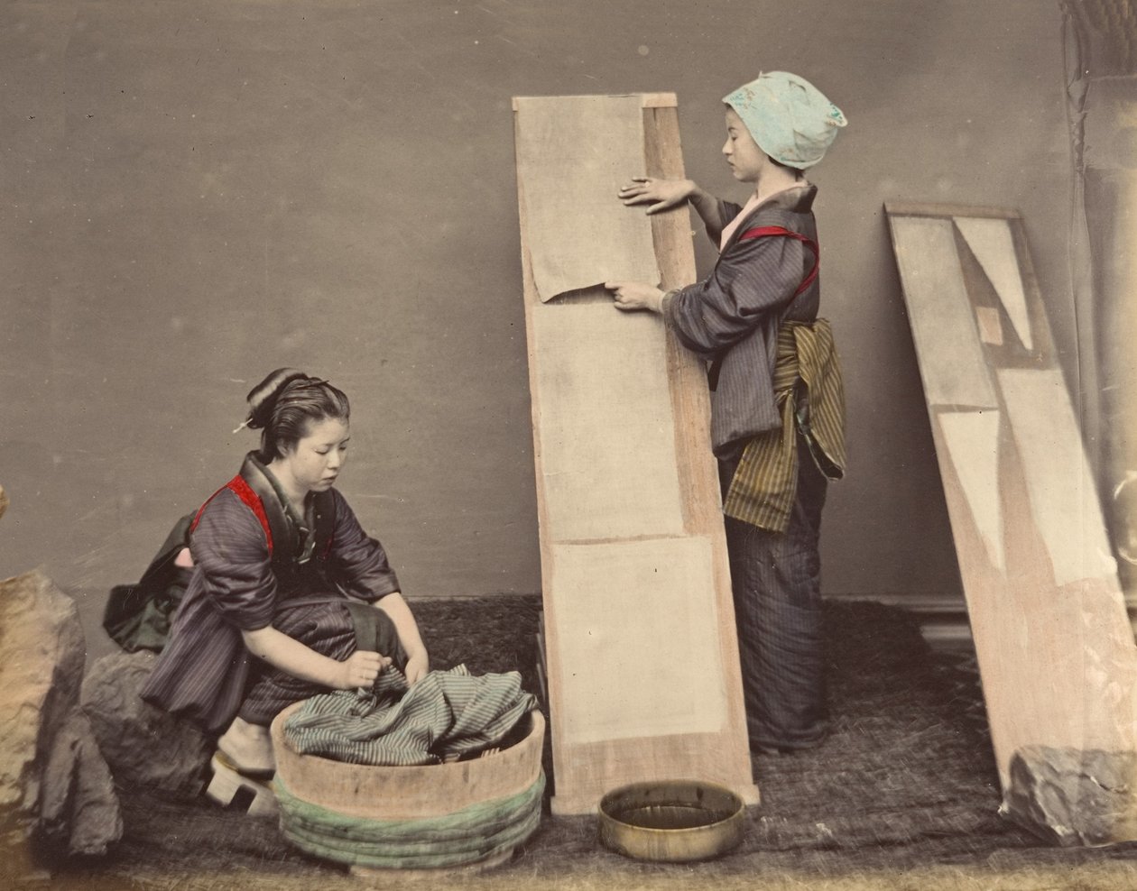 [Çamaşırlarla Poz Veren İki Japon Kadın], 1870