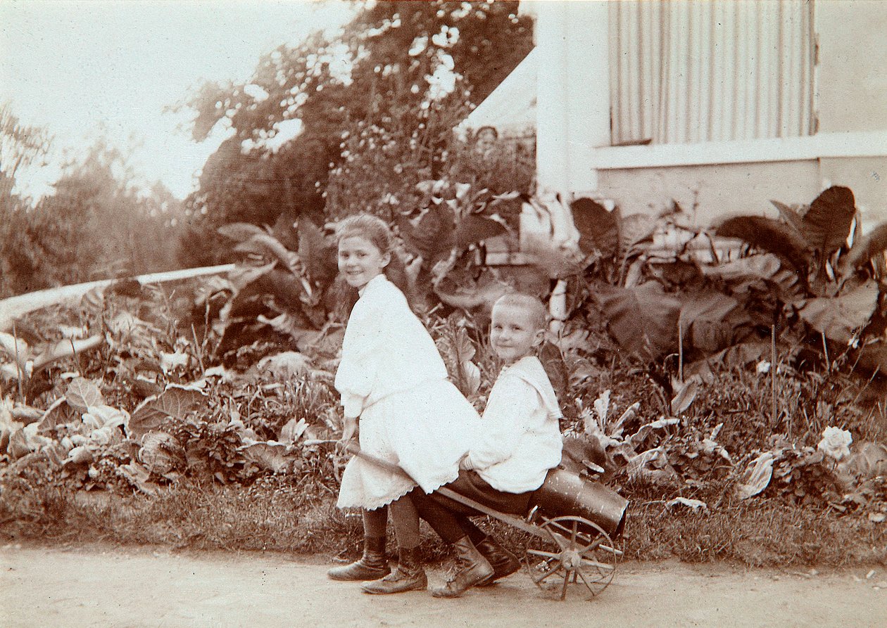 Açık havada oynayan iki çocuk, 1890