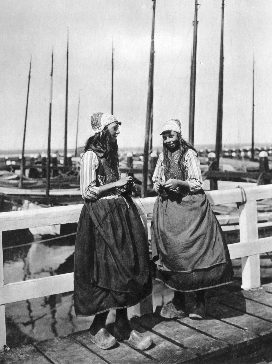 İniş sahnesindeki iki kız, Marken, Hollanda, c1934 by Unbekannt