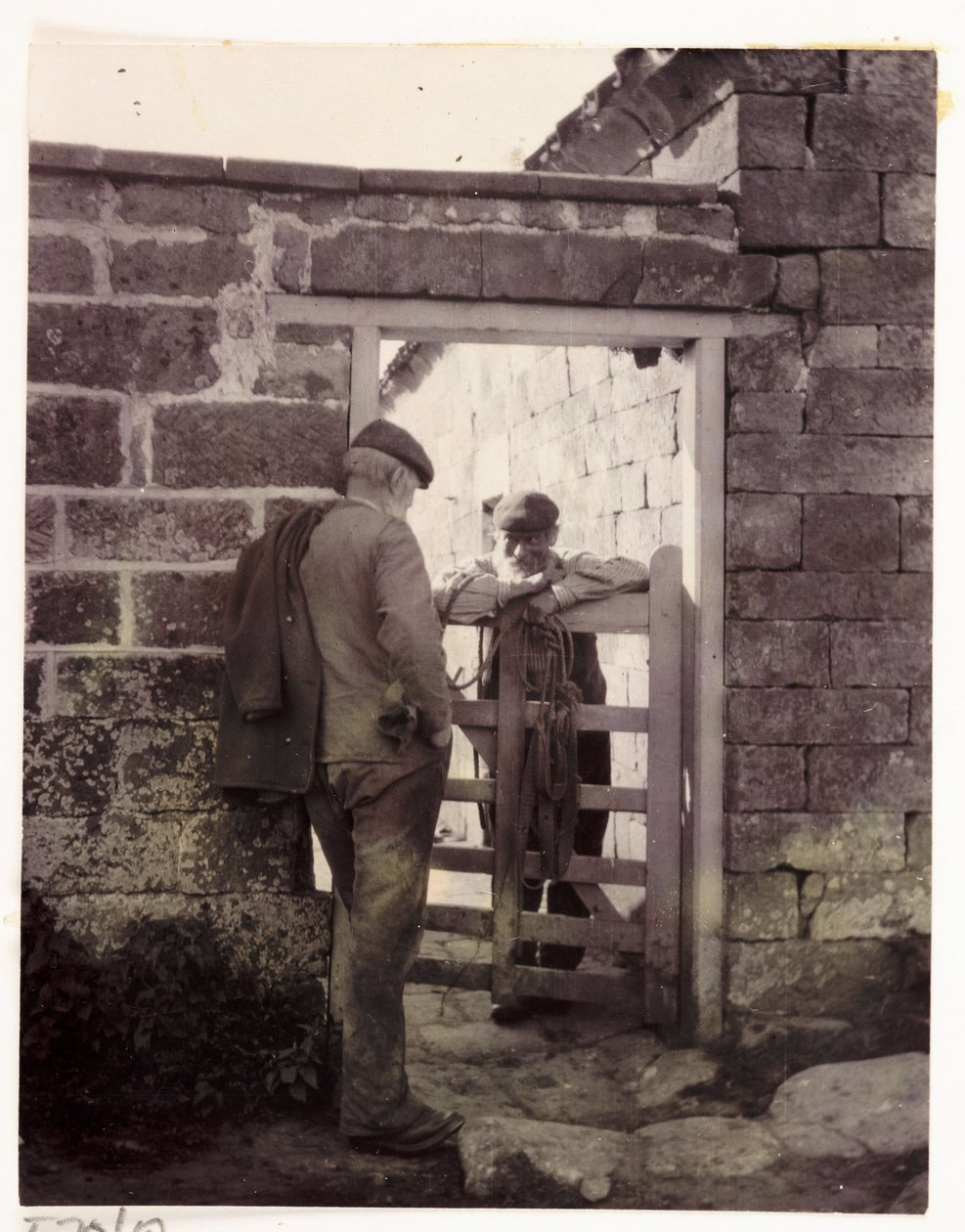 Bir kapı üzerinde konuşan iki adam, c 1905 by Unbekannt
