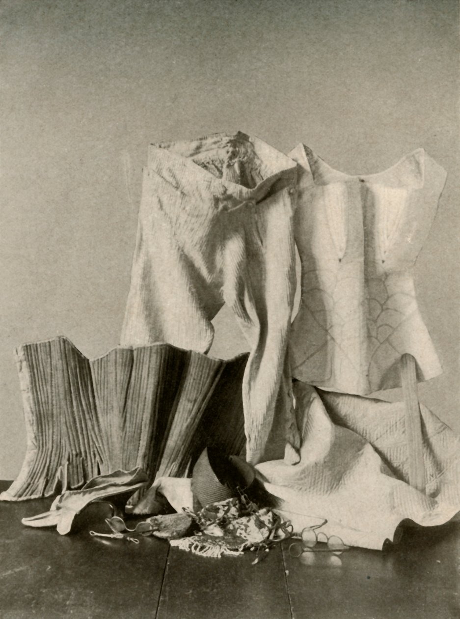 İki çift payanda, pantolon, boncuklu çanta, cüzdan ve kapitone iç etek, 18. yüzyıl, 1937. by Unbekannt