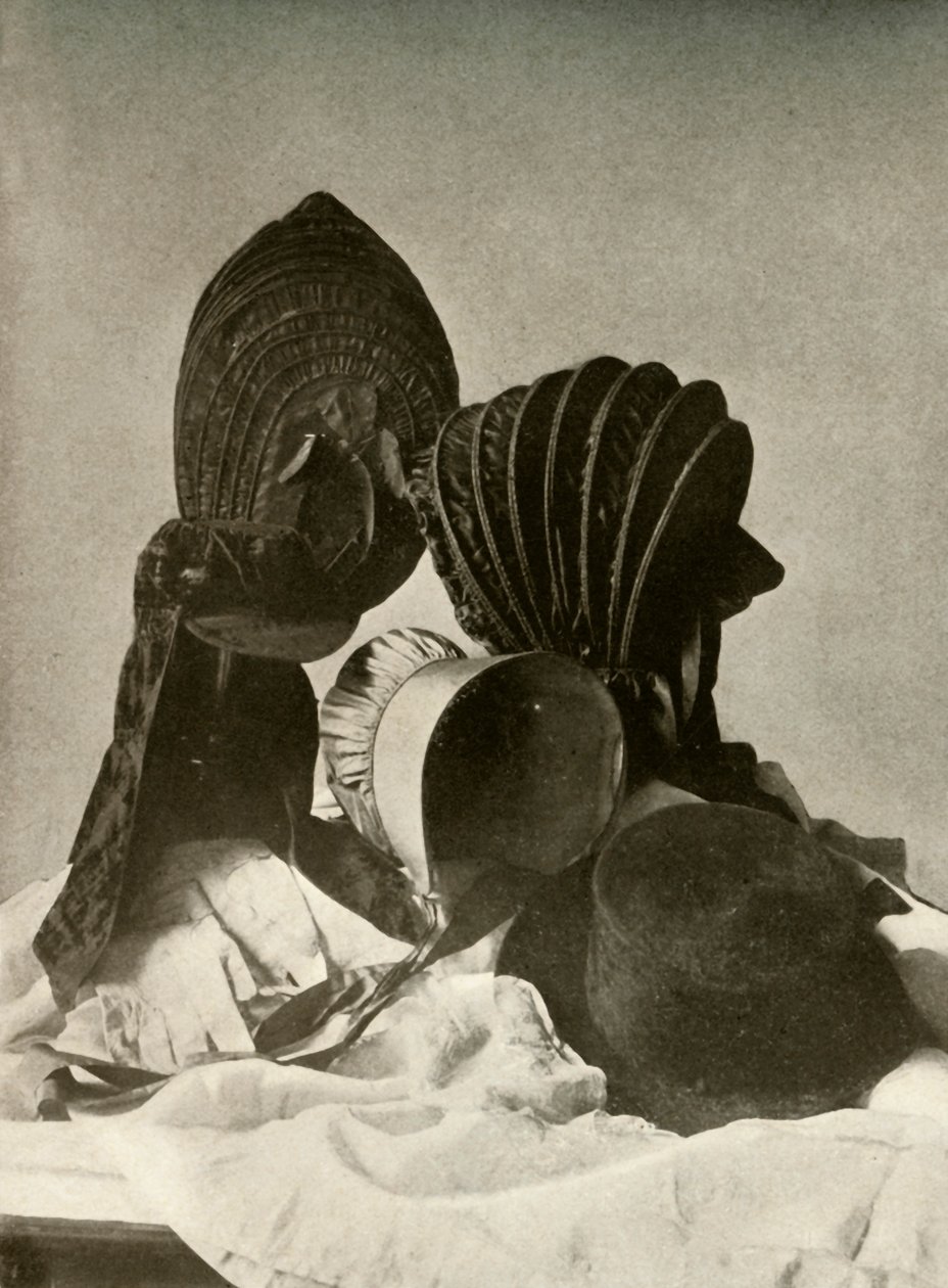İki ipek kalas, binici şapkası, Quaker bone, şapka, eldiven ve etek, 18. yüzyıl, 1937. by Unbekannt