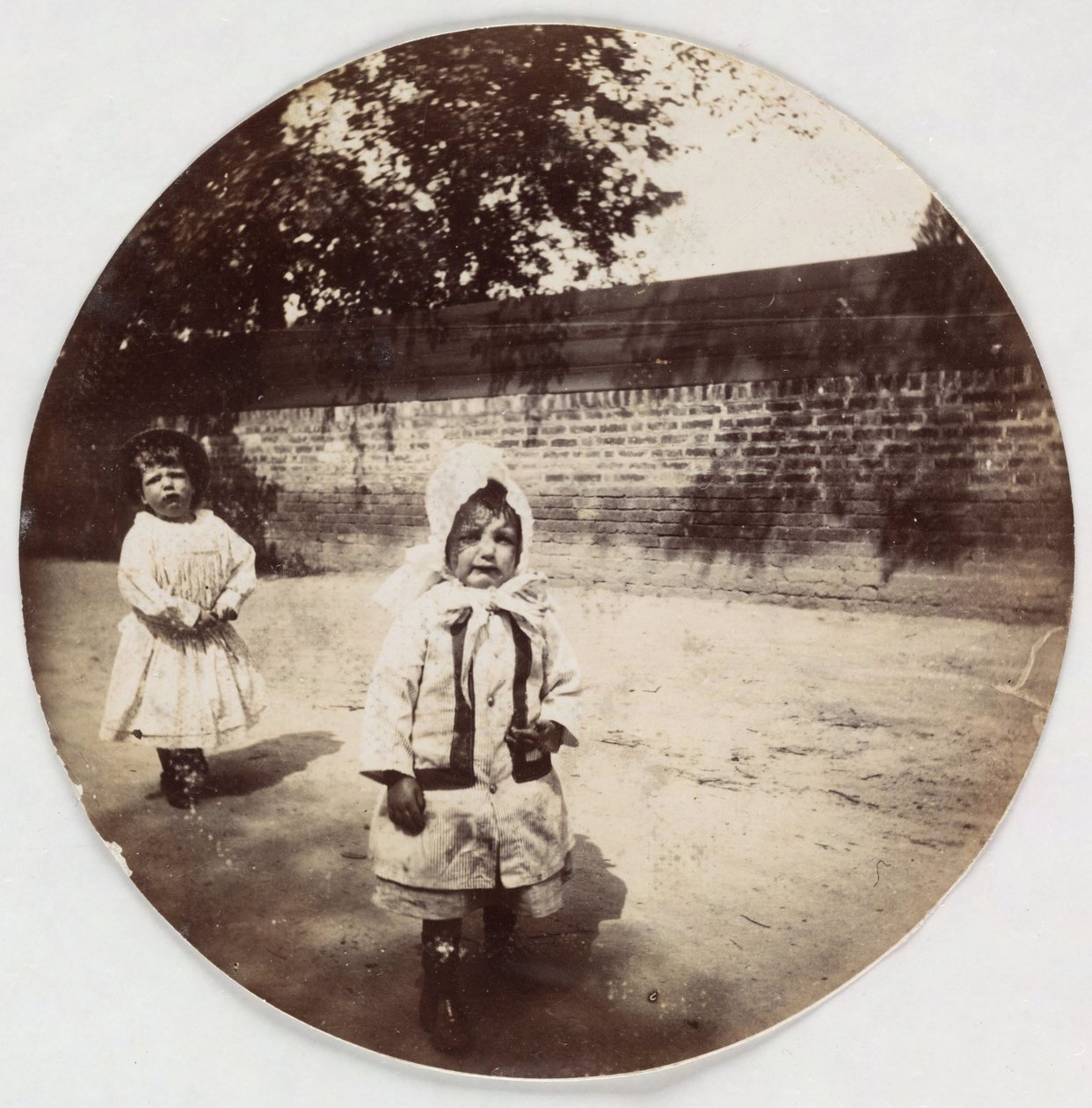 "Bir duvar kenarında yürüyen iki küçük çocuk", les annees 1890 by Unbekannt