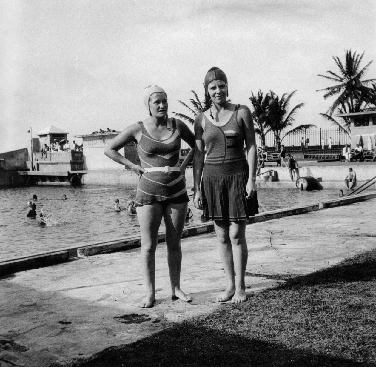 Yüzme havuzunun yanında mayo giymiş iki kadın, Balboa, Panama, 1931 by Unbekannt