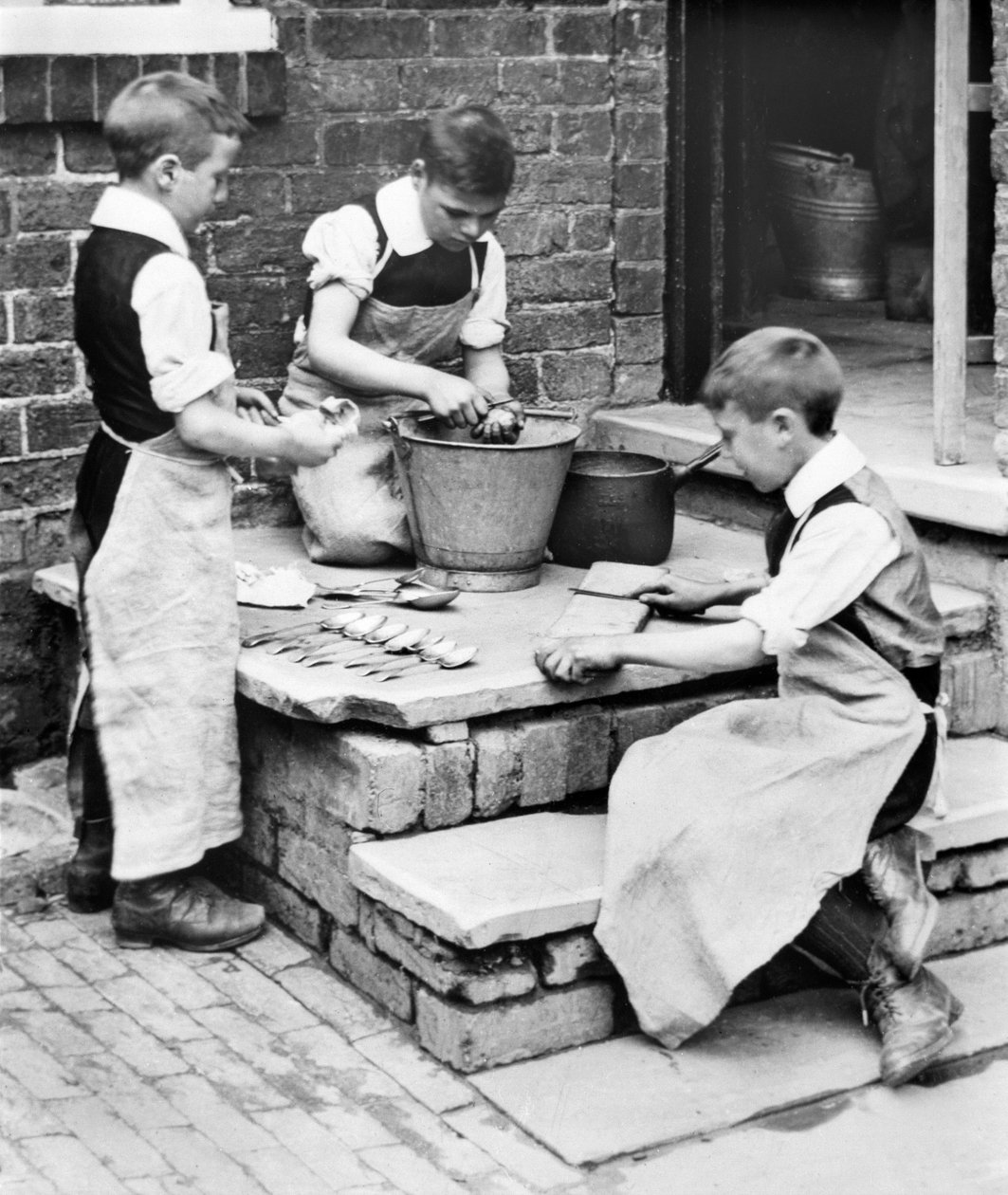 Birleşik Krallık : Yetimhanede Patates Soyma ve Bıçak Bileme - Pontefract - c1905 by Unbekannt