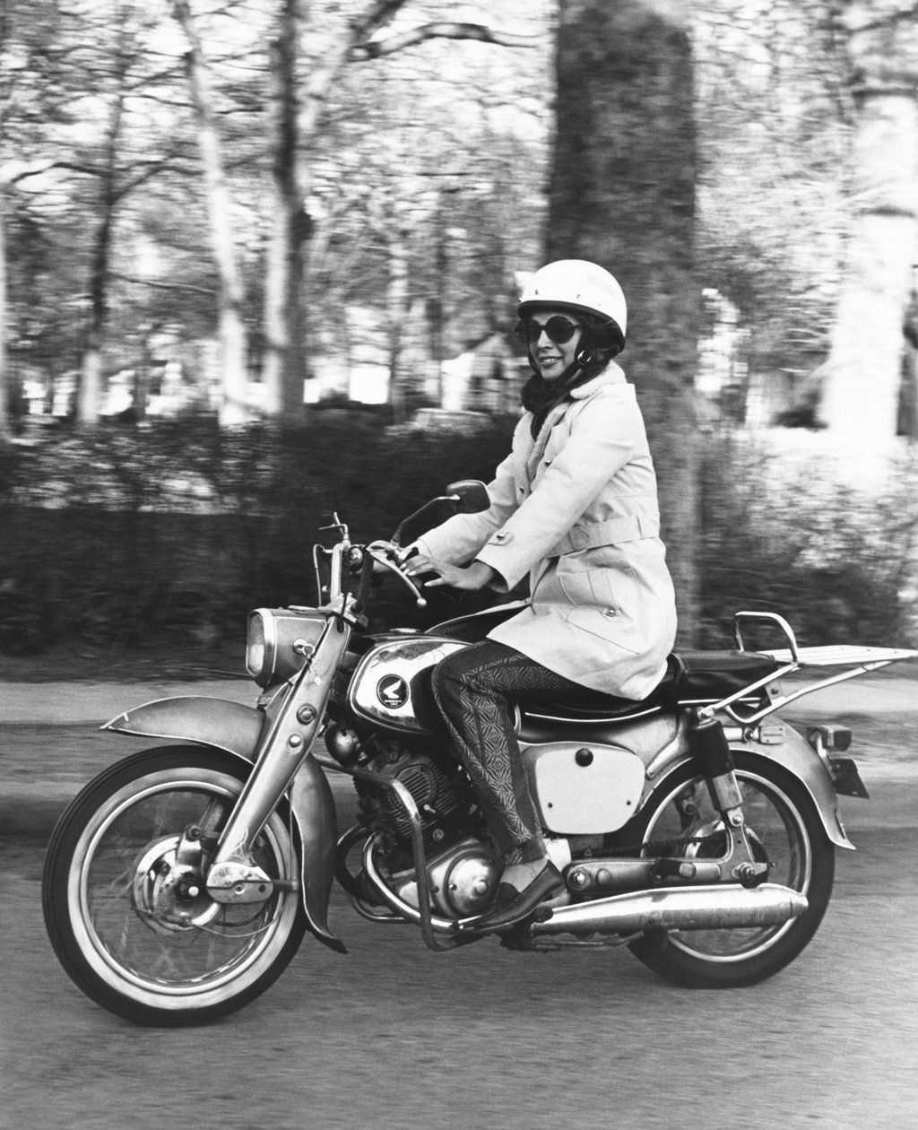 Amerika Birleşik Devletleri: c.1961 Honda 160 motosikletini kullanan bir kadın. (s/b fotoğraf) by Unbekannt
