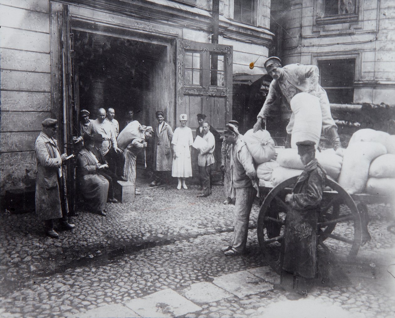 Yiyecek boşaltma, Bilim Adamları Evi, Petrograd, Rusya, c1920-c1924 by Unbekannt