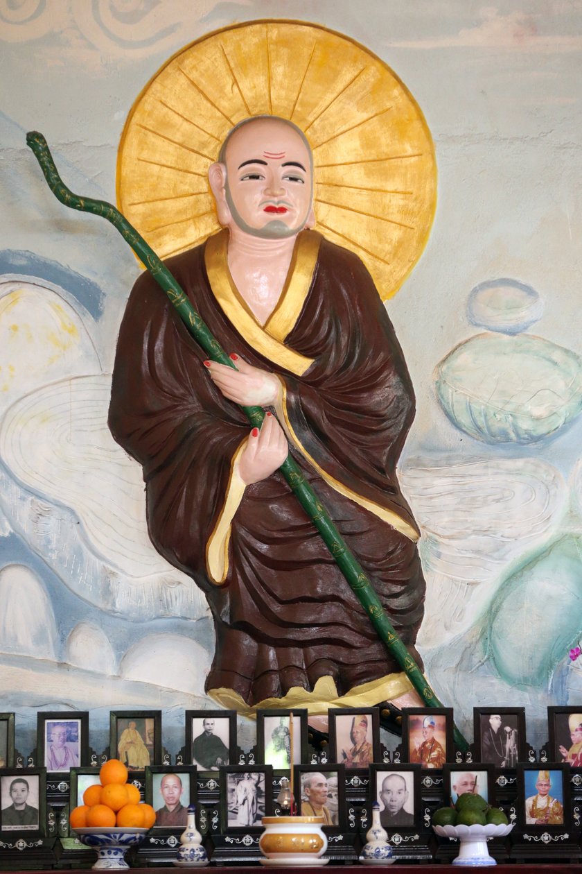 Van Hanh zen Budist Manastırı. Atalar için Vietnam sunağı üzerinde Budist Keşiş. Ölülerin saygısı. Dalat. Vietnam by Unbekannt