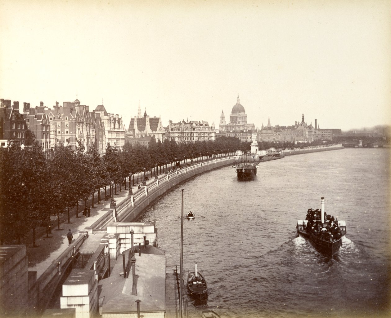 Victoria Dolgusu, Temple Gardens ve St Pauls Katedrali